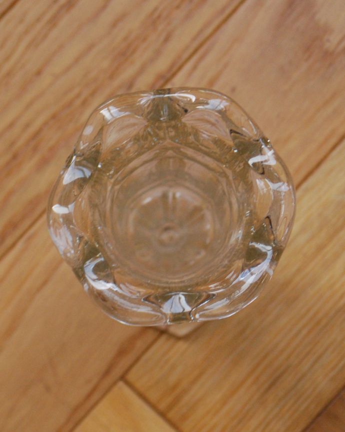 アンティーク 雑貨のガラス小物　アンティーク雑貨　スラッとしたシルエットが上品な花器、アンティーク プレスドグラス。上から見るとこんな感じです。(pg-3922)