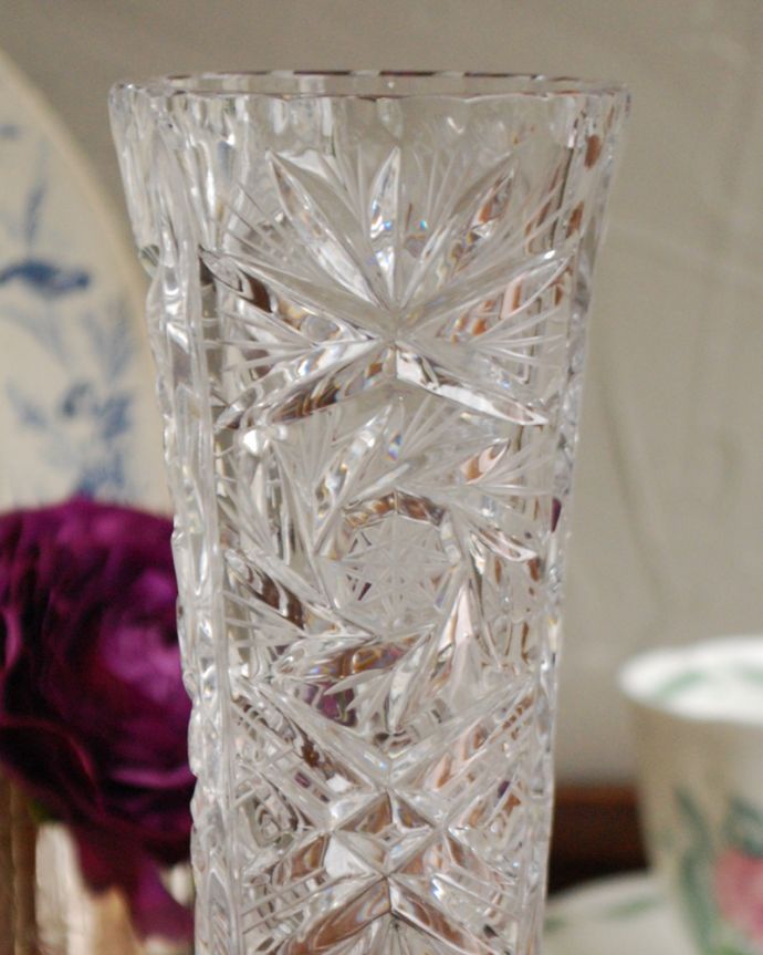 アンティーク 雑貨のガラス小物　アンティーク雑貨　スマートで存在感のあるフラワーベース、アンティークプレスドグラス（花瓶）。普段の生活にパッと華を添えてくれるアンティーク気軽に使えるアンティークのプレスドグラスの中で、もっとも英国らしいアイテムの花器。(pg-3924)