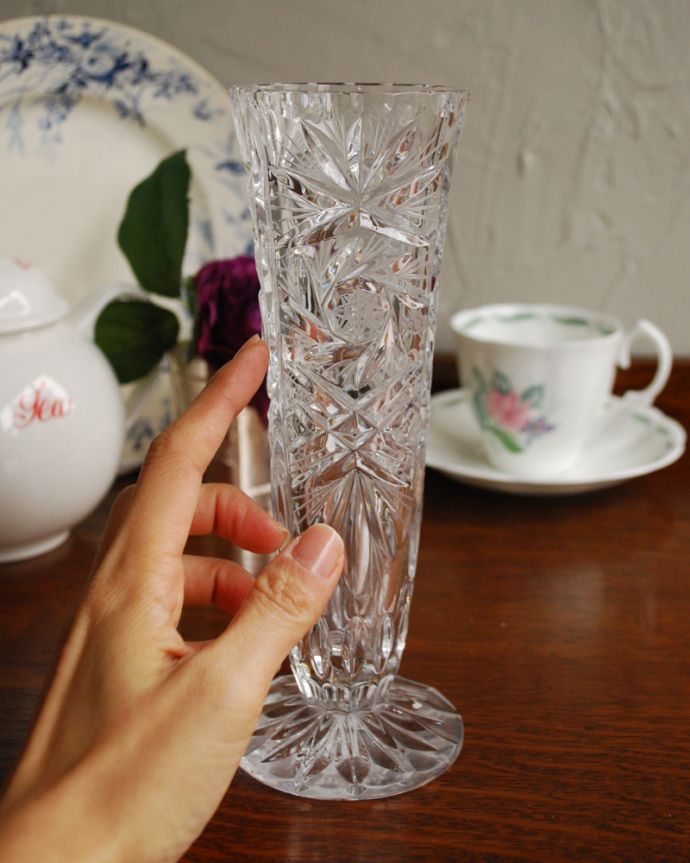 アンティーク 雑貨のガラス小物　アンティーク雑貨　スマートで存在感のあるフラワーベース、アンティークプレスドグラス（花瓶）。キラキラ輝く美しさ置いておくだけでも絵になるデザイン。(pg-3924)
