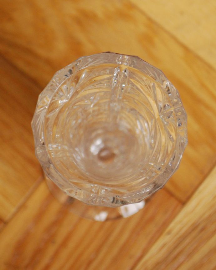 アンティーク 雑貨のガラス小物　アンティーク雑貨　スマートで存在感のあるフラワーベース、アンティークプレスドグラス（花瓶）。上から見て中をチェックアンティークなので多少の欠けやキズがある場合がありますが、使用上問題ありませんのでご了承下さい。(pg-3924)