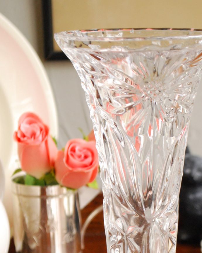 アンティーク 雑貨のガラス小物　アンティーク雑貨　ガラスの脚付きフラワーベース、アンティークプレスドグラス（花瓶）。普段の生活にパッと華を添えてくれるアンティーク気軽に使えるアンティークのプレスドグラスの中で、もっとも英国らしいアイテムの花器。(pg-3925)