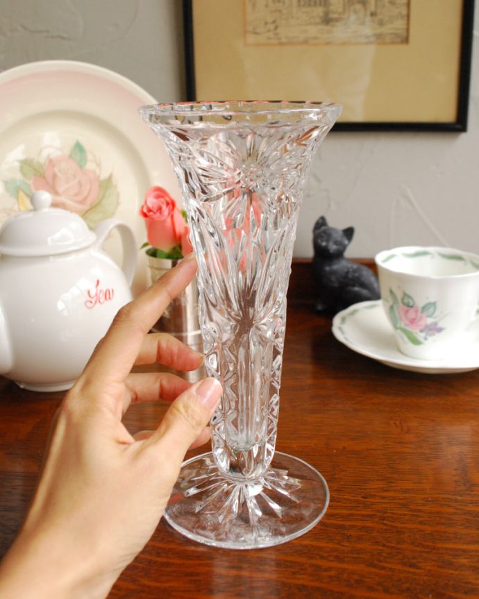 アンティーク 雑貨のガラス小物　アンティーク雑貨　ガラスの脚付きフラワーベース、アンティークプレスドグラス（花瓶）。キラキラ輝く美しさ置いておくだけでも絵になるデザイン。(pg-3925)