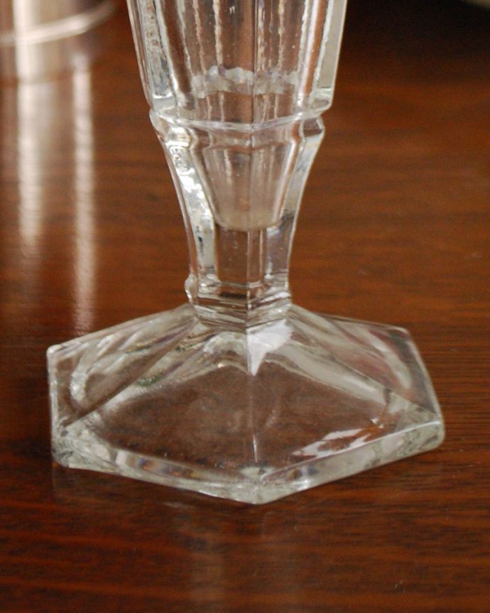 アンティーク 雑貨のガラス小物　アンティーク雑貨　花びらのようなデザインがお洒落なフラワーベース（アンティークプレスドグラス）。光に当たるときらきら輝きます。(pg-3927)