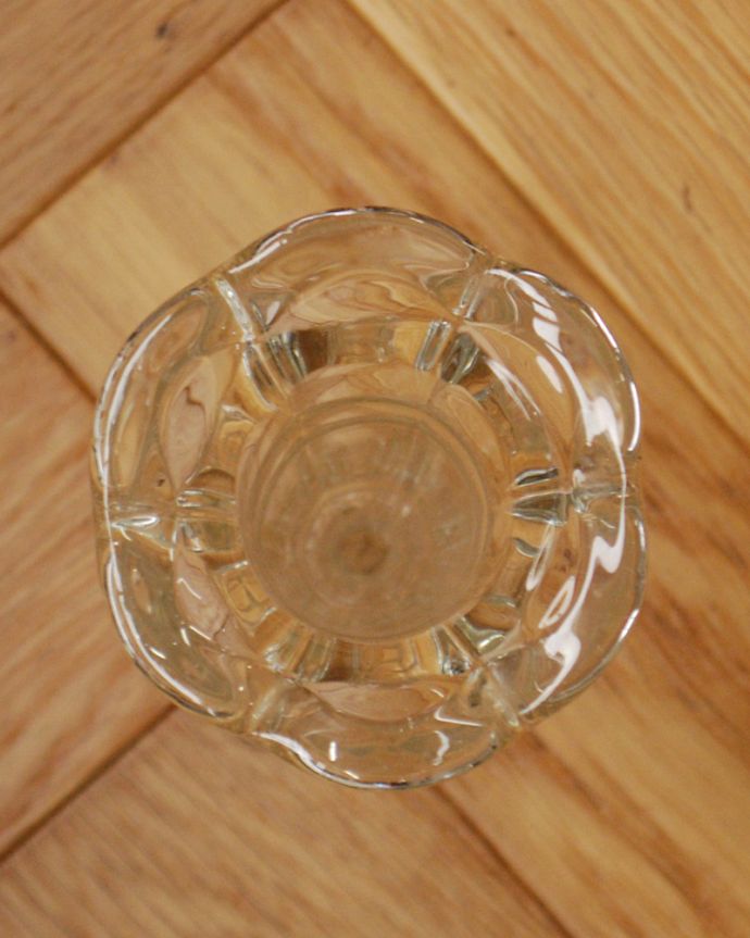 アンティーク 雑貨のガラス小物　アンティーク雑貨　花びらのようなデザインがお洒落なフラワーベース（アンティークプレスドグラス）。上から見るとこんな感じです。(pg-3927)