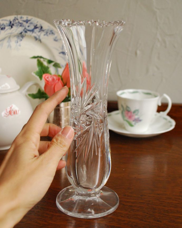 アンティーク 雑貨のガラス小物　アンティーク雑貨　縁どりが特に美しいフラワーベース、アンティークプレスドグラス。飾るだけで絵になる美しさです。(pg-3930)