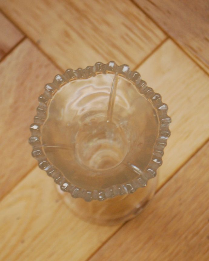 アンティーク 雑貨のガラス小物　アンティーク雑貨　縁どりが特に美しいフラワーベース、アンティークプレスドグラス。上から見るとこんな感じです。(pg-3930)