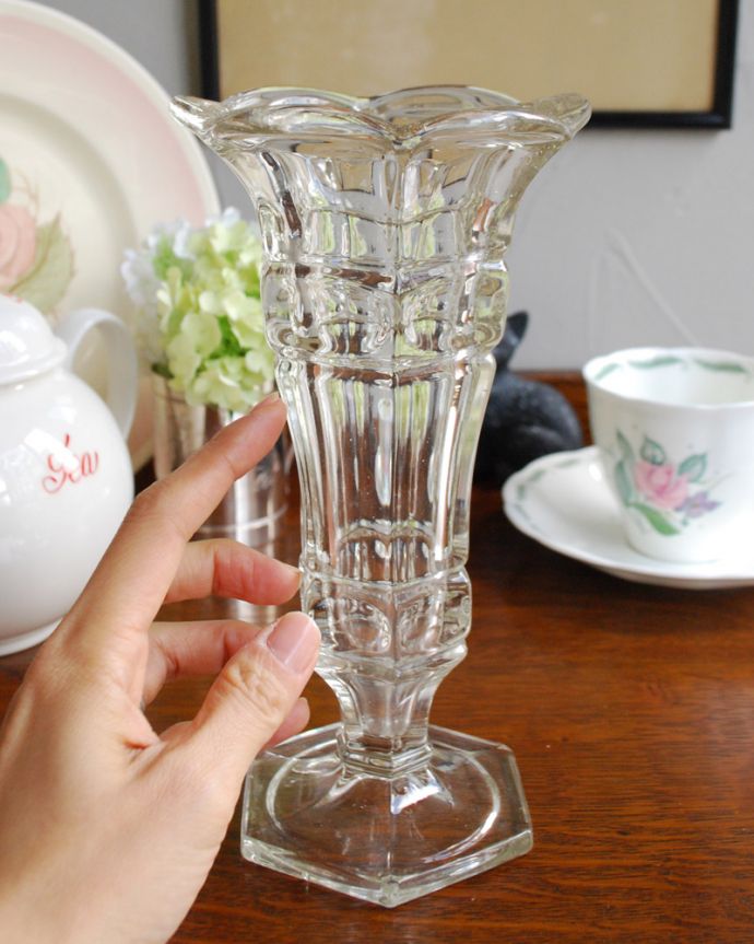 アンティーク 雑貨のガラス小物　アンティーク雑貨　アンティークガラスのフラワーベース、お花のようなプレスドグラス。キラキラ輝く美しさ置いておくだけでも絵になるデザイン。(pg-3931)