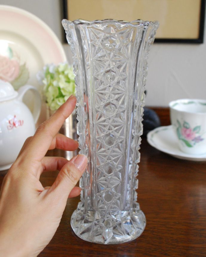 アンティーク 雑貨のガラス小物　アンティーク雑貨　繊細なカッティングが美しい、アンティークガラスのフラワーベース（プレスドグラス）。置くだけで華やかな雰囲気大きなサイズの花器は、お家に1つは欲しいアイテム。(pg-3933)