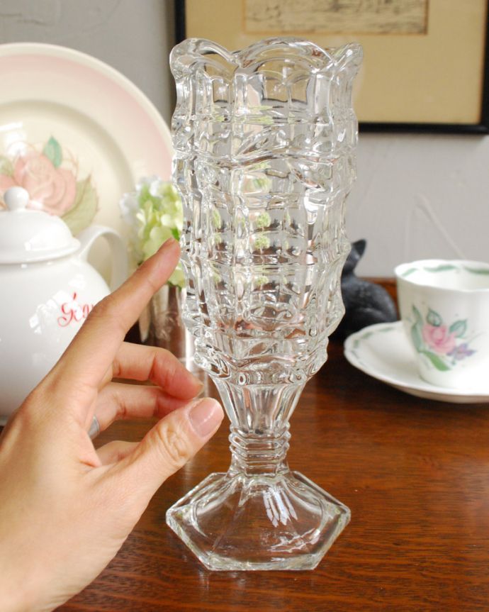 アンティーク 雑貨のガラス小物　アンティーク雑貨　ガラスのゆらめきが美しい・・・アンティークプレスドグラス（フラワーベース）。気軽に使えるフラワーベース英国らしくいろんなサイズが見つかる花器。(pg-3934)