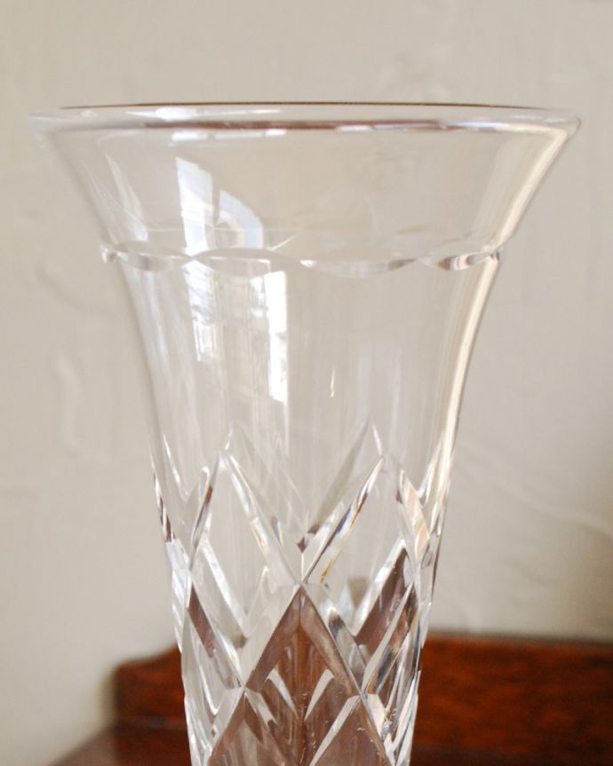 アンティーク 雑貨のガラス小物　アンティーク雑貨　大きなダイヤ模様が煌くアンティークプレスドグラス（フラワーベース）。普段の生活にパッと華を添えてくれるアンティーク気軽に使えるアンティークのプレスドグラスの中で、もっとも英国らしいアイテムの花器。(pg-3935)