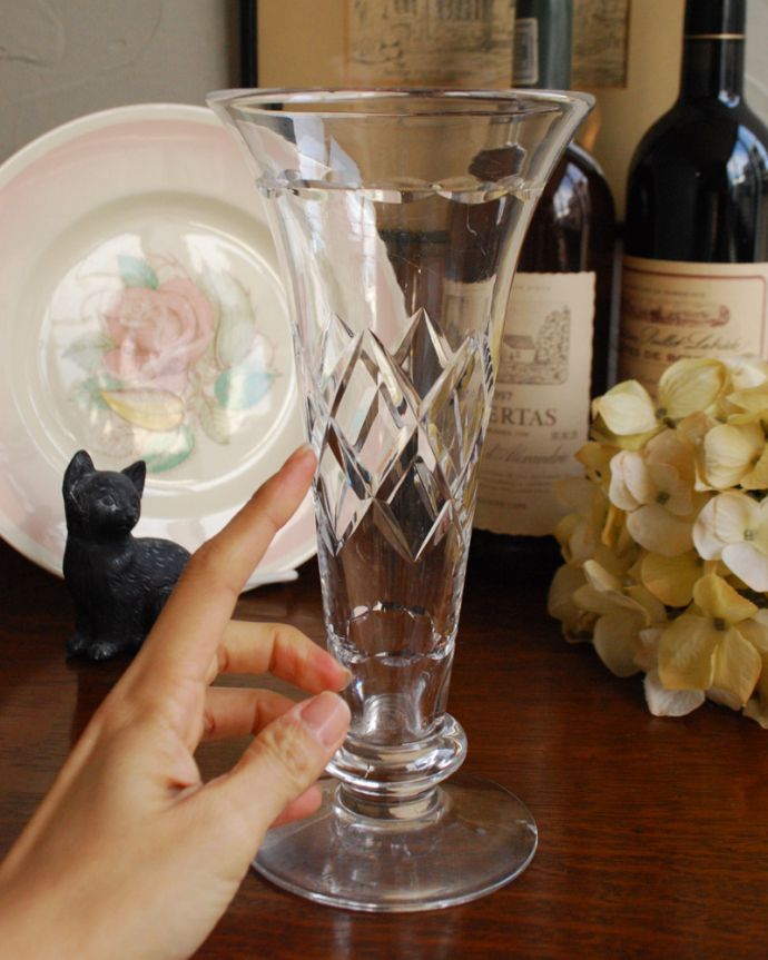 アンティーク 雑貨のガラス小物　アンティーク雑貨　大きなダイヤ模様が煌くアンティークプレスドグラス（フラワーベース）。キラキラ輝く美しさ置いておくだけでも絵になるデザイン。(pg-3935)