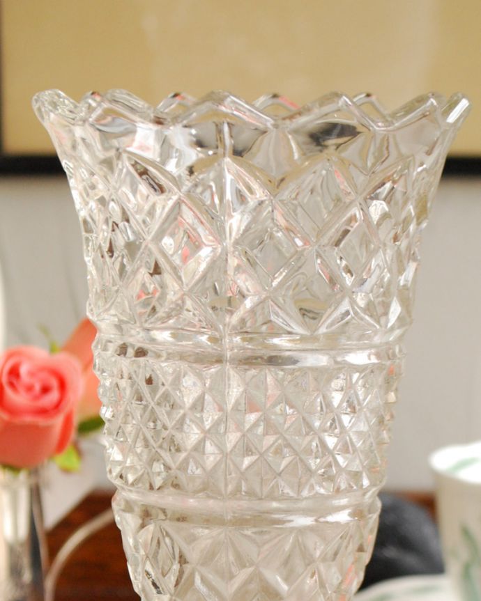 アンティーク 雑貨のガラス小物　アンティーク雑貨　お花のある暮らしを楽しめる花器、アンティークプレスドグラス。普段の生活にパッと華を添えてくれるアンティーク気軽に使えるアンティークのプレスドグラスの中で、もっとも英国らしいアイテムの花器。(pg-3937)