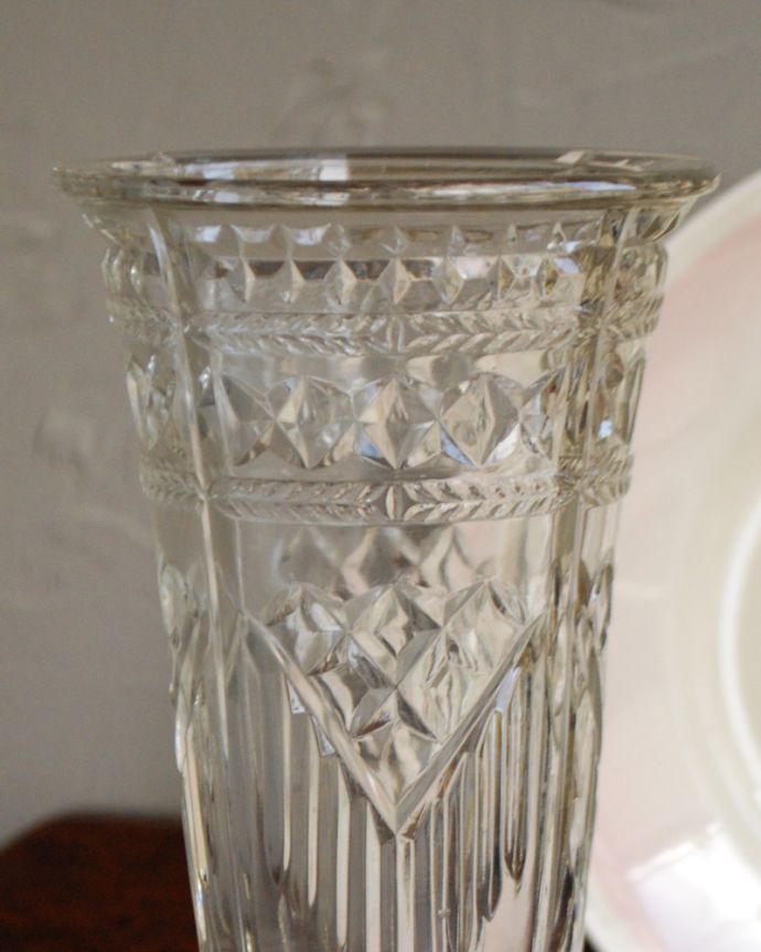 アンティーク 雑貨のガラス小物　アンティーク雑貨　アンティークのガラス雑貨、きらきら輝く脚付きのフラワーベース（プレスドグラス）。普段の生活にパッと華を添えてくれるアンティーク気軽に使えるアンティークのプレスドグラスの中で、もっとも英国らしいアイテムの花器。(pg-3940)