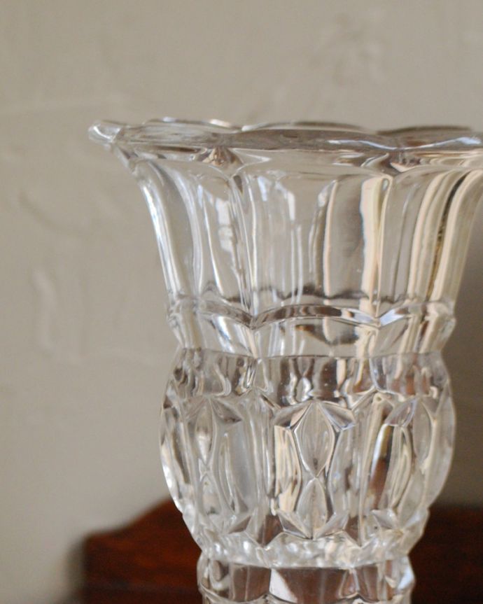 アンティーク 雑貨のガラス小物　アンティーク雑貨　ガラスの花瓶（フラワーベース）、キレイなアンティークプレスドグラス。普段の生活にパッと華を添えてくれるアンティーク気軽に使えるアンティークのプレスドグラスの中で、もっとも英国らしいアイテムの花器。(pg-3941)