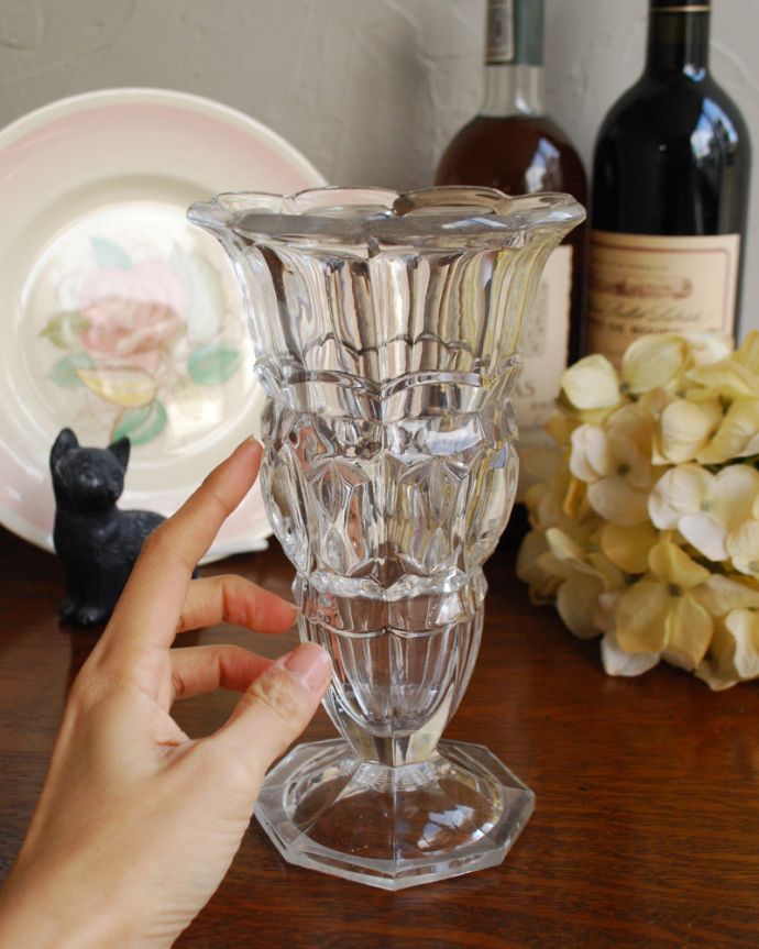 アンティーク 雑貨のガラス小物　アンティーク雑貨　ガラスの花瓶（フラワーベース）、キレイなアンティークプレスドグラス。キラキラ輝く美しさ置いておくだけでも絵になるデザイン。(pg-3941)