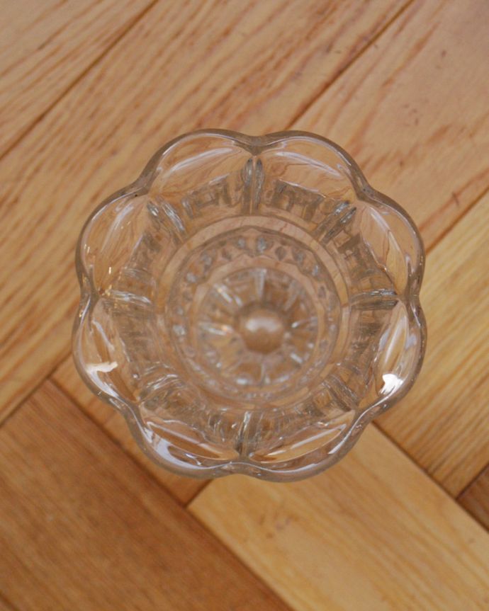 アンティーク 雑貨のガラス小物　アンティーク雑貨　ガラスの花瓶（フラワーベース）、キレイなアンティークプレスドグラス。上から見て中をチェックアンティークなので多少のキズ・欠けがある場合がありますが、使用上問題ありませんのでご了承下さい。(pg-3941)