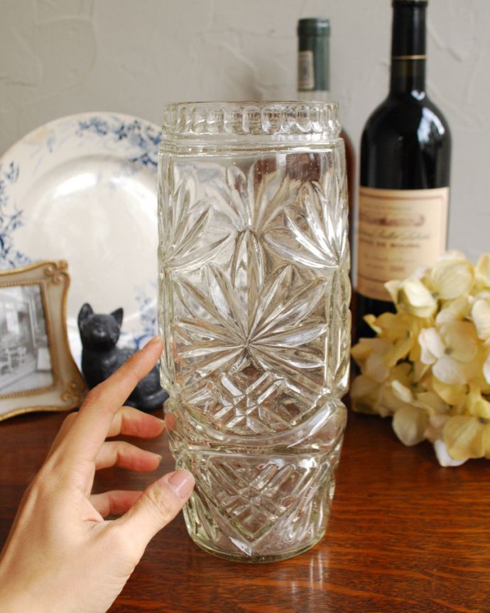 アンティーク 雑貨のガラス小物　アンティーク雑貨　お花が可愛いアンティークガラスのフラワーベース（花瓶）、プレスドグラス。置くだけで華やかな雰囲気大きなサイズの花器は、お家に1つは欲しいアイテム。(pg-3944)