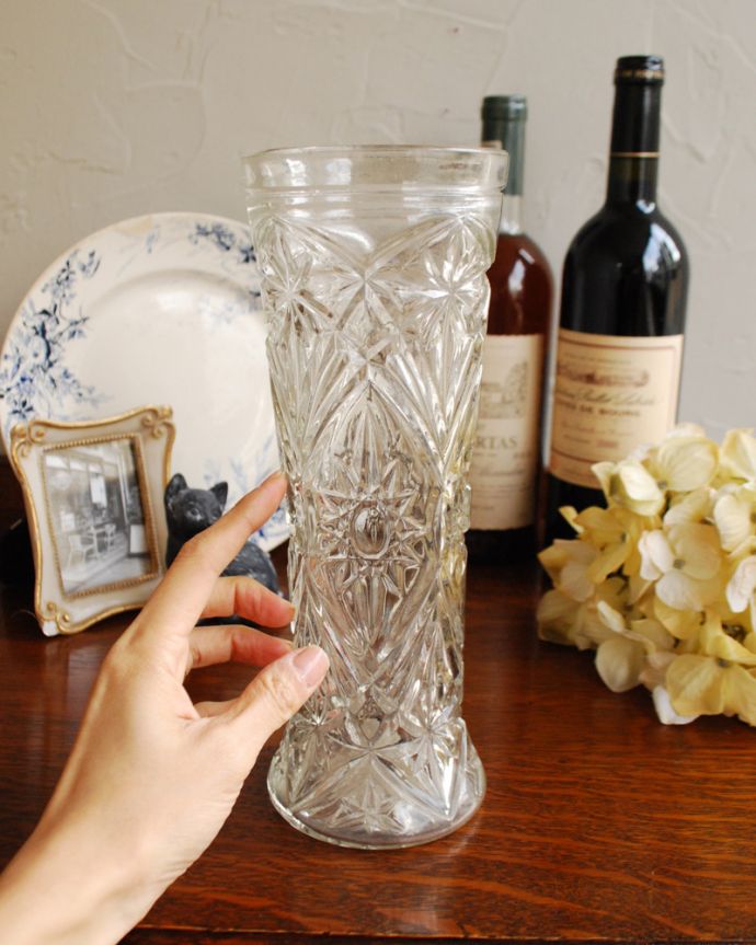 アンティーク 雑貨のガラス小物　アンティーク雑貨　スマートで存在感のあるアンティークプレスドグラスのフラワーベース。置くだけで華やかな雰囲気大きなサイズの花器は、お家に1つは欲しいアイテム。(pg-3945)