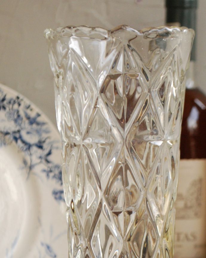 アンティーク 雑貨のガラス小物　アンティーク雑貨　ダイヤカットが美しいガラスのフラワーベース（花器）、アンティークプレスドグラス。光が入るとキラキラと輝きますサイズが大きなプレスドグラスは、より太陽の光を反射してキラキラと輝きます。(pg-3946)