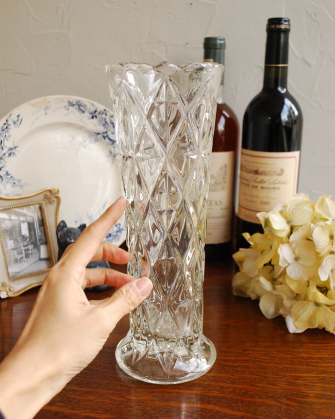 アンティーク 雑貨のガラス小物　アンティーク雑貨　ダイヤカットが美しいガラスのフラワーベース（花器）、アンティークプレスドグラス。置くだけで華やかな雰囲気大きなサイズの花器は、お家に1つは欲しいアイテム。(pg-3946)