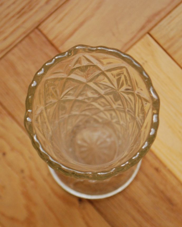 アンティーク 雑貨のガラス小物　アンティーク雑貨　ダイヤカットが美しいガラスのフラワーベース（花器）、アンティークプレスドグラス。上からのぞいて見ると･･･アンティークなので多少のキズ・欠けがある場合がありますが、使用上問題はありませんので、ご了承下さい。(pg-3946)