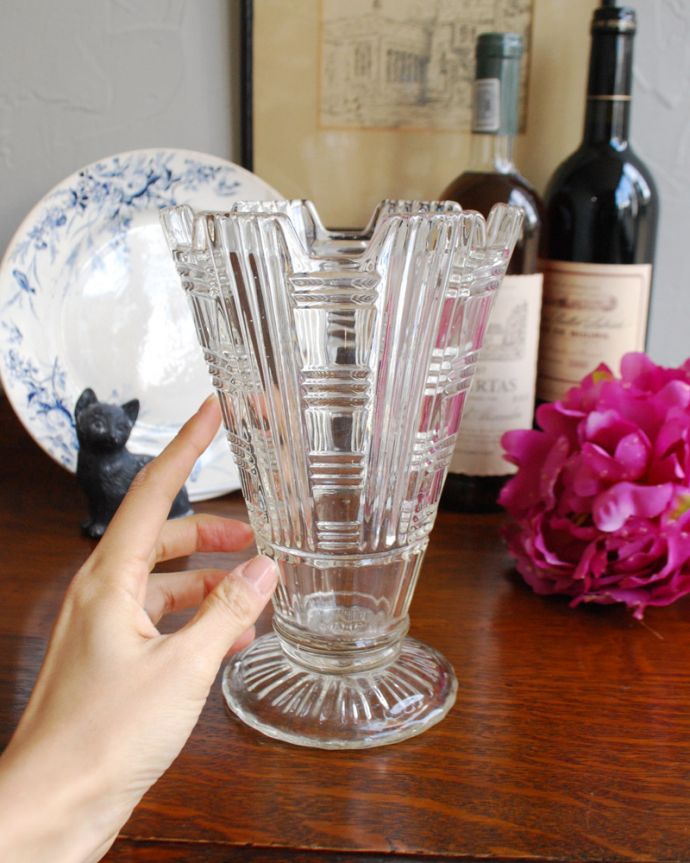 アンティーク 雑貨のガラス小物　アンティーク雑貨　光に当たるときらきら輝くガラスの花器、アンティークフラワーベース（プレスドグラス） 。置くだけで華やかな雰囲気大きなサイズの花器は、お家に1つは欲しいアイテム。(pg-3947)