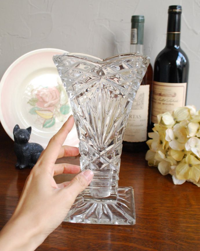 アンティーク 雑貨のガラス小物　アンティーク雑貨　かたちもカッティングもお洒落なアンティークプレスドグラス（フラワーベース）。置くだけで華やかな雰囲気大きなサイズの花器は、お家に1つは欲しいアイテム。(pg-3948)
