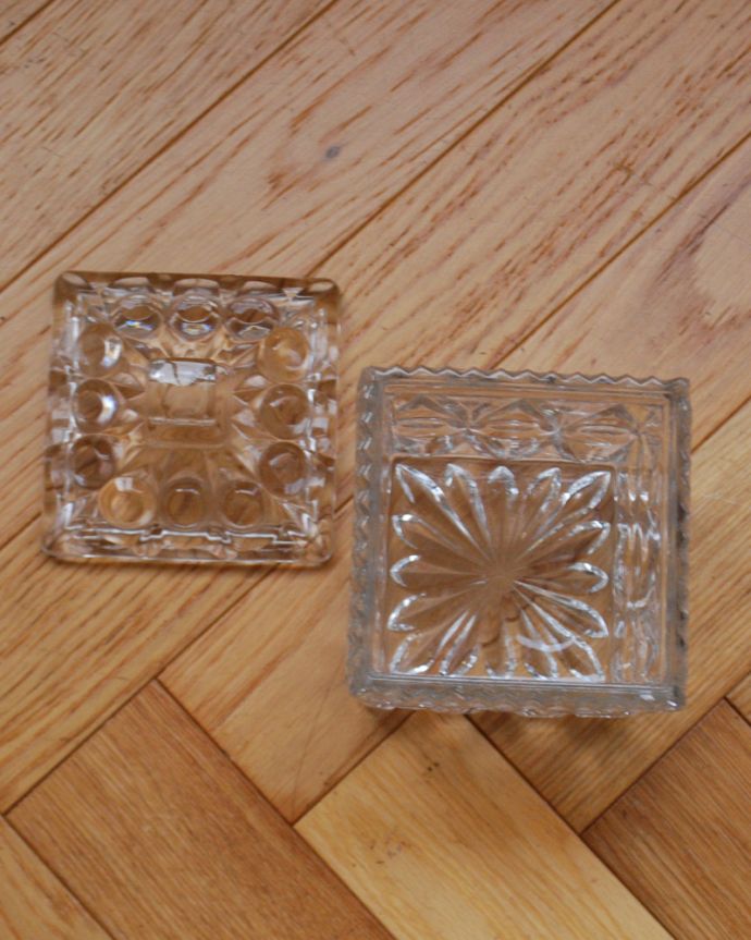 ふた付きケース、スパイスケース　アンティーク雑貨　水玉模様も特別キレイ！キャニスタータイプのガラスケース（アンティークプレスドグラス）。たっぷり入るサイズです。(pg-3950)