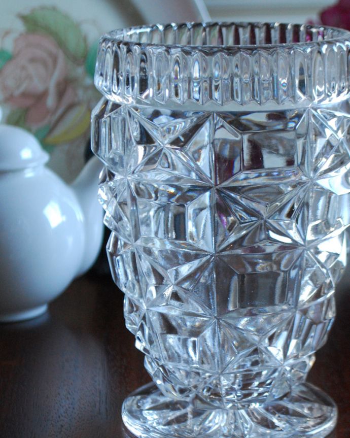 アンティーク 雑貨のガラス小物　アンティーク雑貨　輝くカッティングがとても美しい、アンティークプレスドグラス（フラワーベース）。美しいカッティングが光輝きます。(pg-3953)