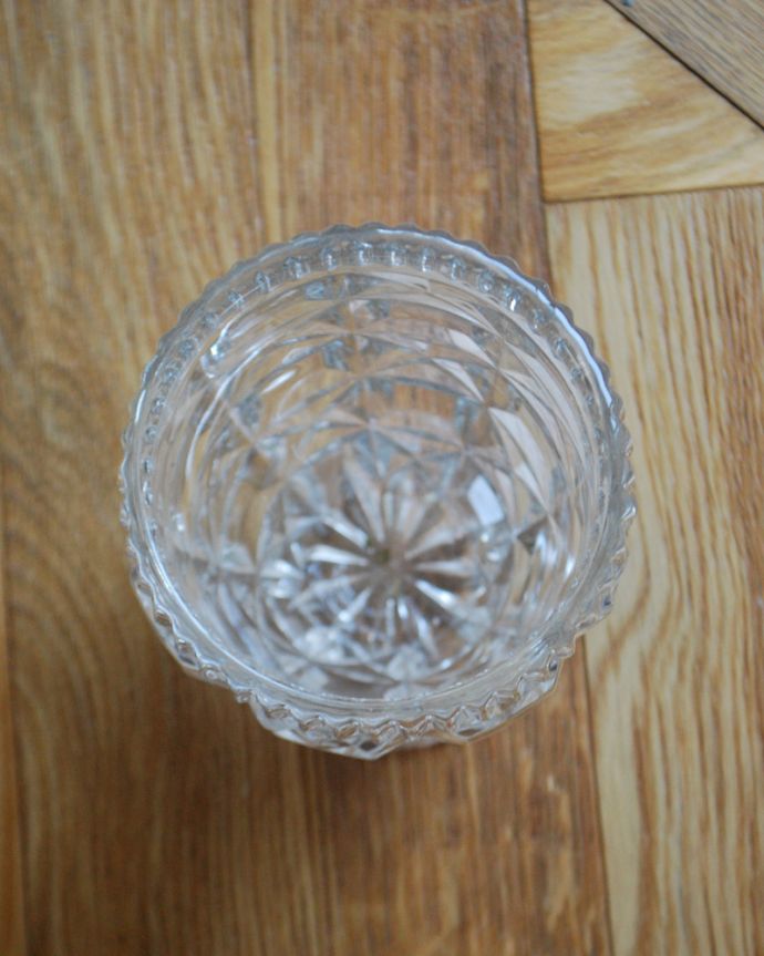 アンティーク 雑貨のガラス小物　アンティーク雑貨　輝くカッティングがとても美しい、アンティークプレスドグラス（フラワーベース）。アンティークのため、多少の欠け・傷がある場合がありますが、使用上問題はありませんので、ご了承下さい。(pg-3953)