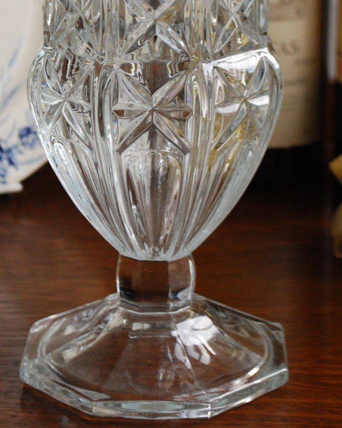 アンティーク 雑貨のガラス小物　アンティーク雑貨　輝く美しさのキレイなフラワーベース（花器）アンティークプレスドグラス。光に当たるときらきら輝きます。(pg-3954)