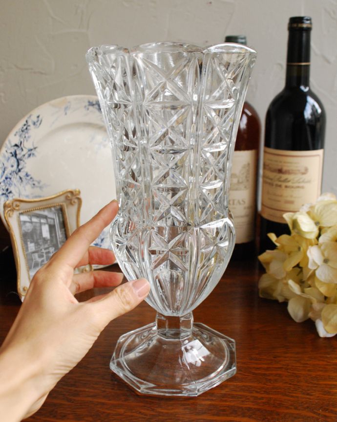 アンティーク 雑貨のガラス小物　アンティーク雑貨　輝く美しさのキレイなフラワーベース（花器）アンティークプレスドグラス。飾るだけで絵になる美しさ。(pg-3954)