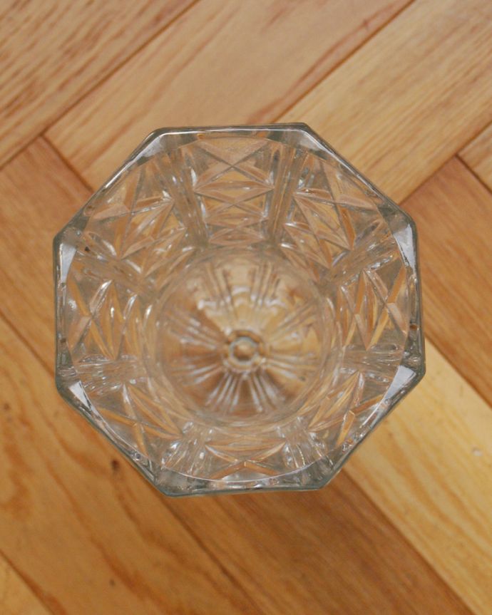 アンティーク 雑貨のガラス小物　アンティーク雑貨　輝く美しさのキレイなフラワーベース（花器）アンティークプレスドグラス。上から見るとこんな感じです。(pg-3954)