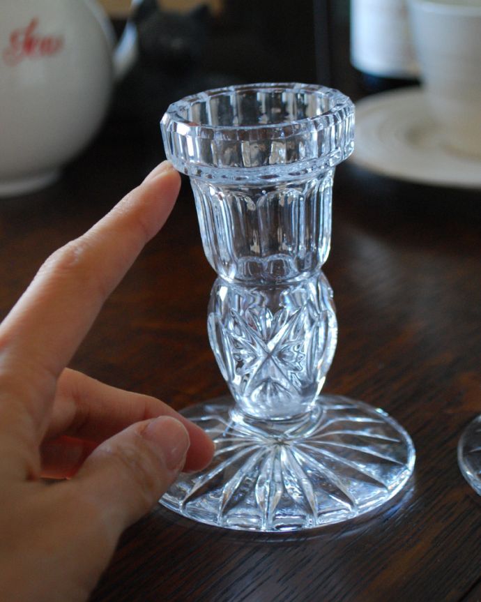 アンティーク 雑貨のガラス小物　アンティーク雑貨　ガラスのキャンドルスタンドのペア、アンティークプレスドグラス。ぽってりとした分厚いアンティークのプレスドグラスは、重厚感や存在感が違います。(pg-3958)