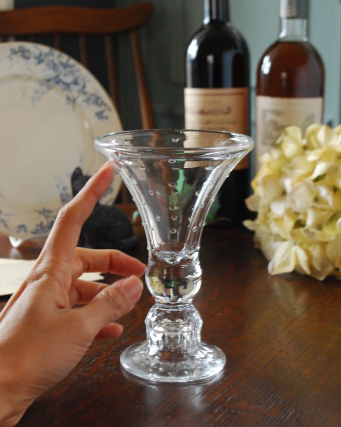 フラワーベース　アンティーク雑貨　ドット模様が可愛い小さなアンティークプレスドグラス（フラワーベース）。花器以外にも食前酒や、デザートグラスとしてお使い頂けます。(pg-3961)