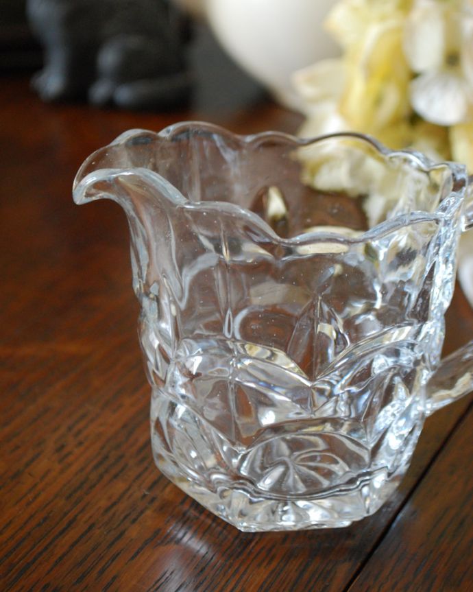 アンティーク 雑貨のガラス小物　アンティーク雑貨　アンティークのプレスドグラス、ガラスのピッチャー。アンティークのため、多少の欠け・傷がある場合がありますが、使用上問題はありませんので、ご了承下さい。(pg-3963)