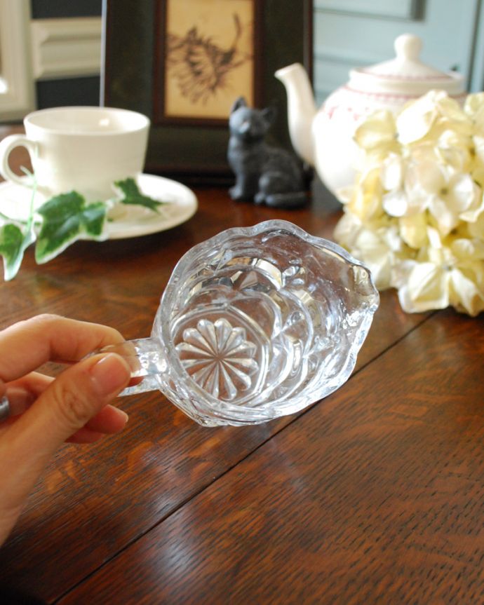アンティーク 雑貨のガラス小物　アンティーク雑貨　アンティークのプレスドグラス、ガラスのピッチャー。上から見ても美しくカッティングされています。(pg-3963)