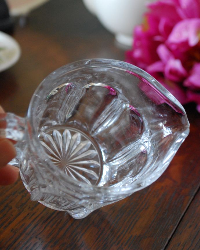 アンティーク 雑貨のガラス小物　アンティーク雑貨　アンティークプレスドグラス、ティータイムが優雅になるミルクジャグ。上から見てもキレイです。(pg-3964)