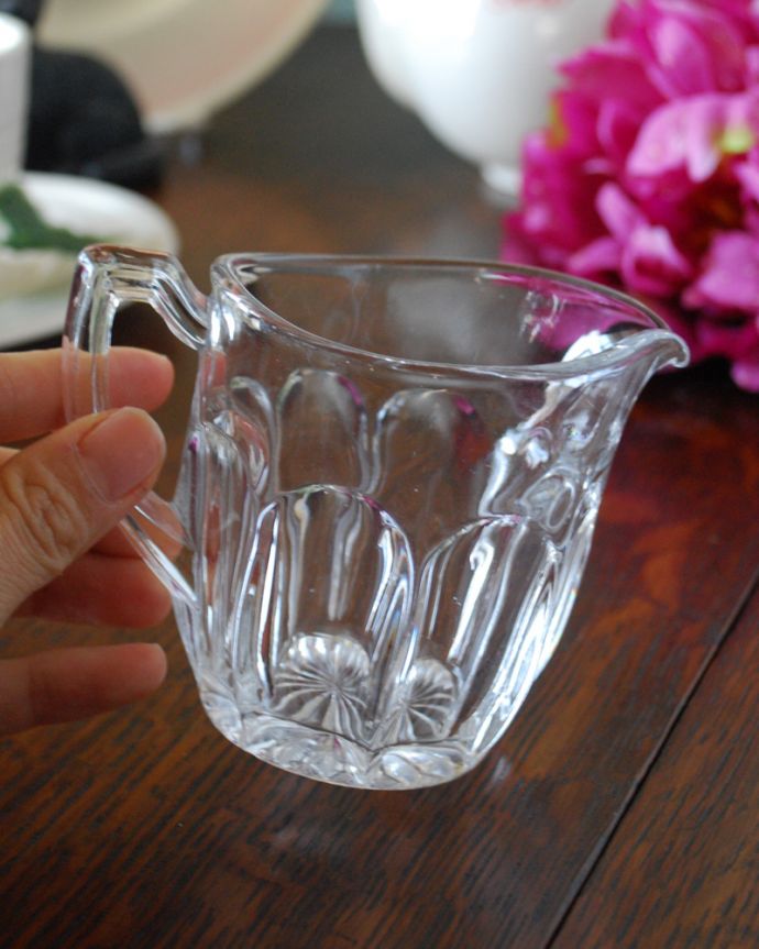 アンティーク 雑貨のガラス小物　アンティーク雑貨　アンティークプレスドグラス、ティータイムが優雅になるミルクジャグ。使いやすいサイズでフラワーベースとしてもおススメです。(pg-3964)