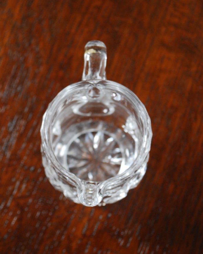 アンティーク 雑貨のガラス小物　アンティーク雑貨　ティータイムが楽しくなるガラスのミルクジャグ、アンティークプレスドグラス。上から見るとこんな感じです。(pg-3965)