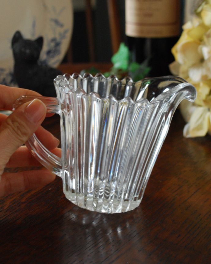 アンティーク 雑貨のガラス小物　アンティーク雑貨　ミルクポットにピッタリな小さなガラスピッチャー、アンティークプレスドグラス。使いやすいサイズでフラワーベースとしてもおススメです。(pg-3968)