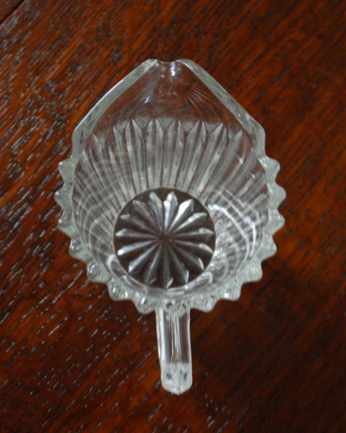 アンティーク 雑貨のガラス小物　アンティーク雑貨　ミルクポットにピッタリな小さなガラスピッチャー、アンティークプレスドグラス。上から見ても美しくカッティングされています。(pg-3968)