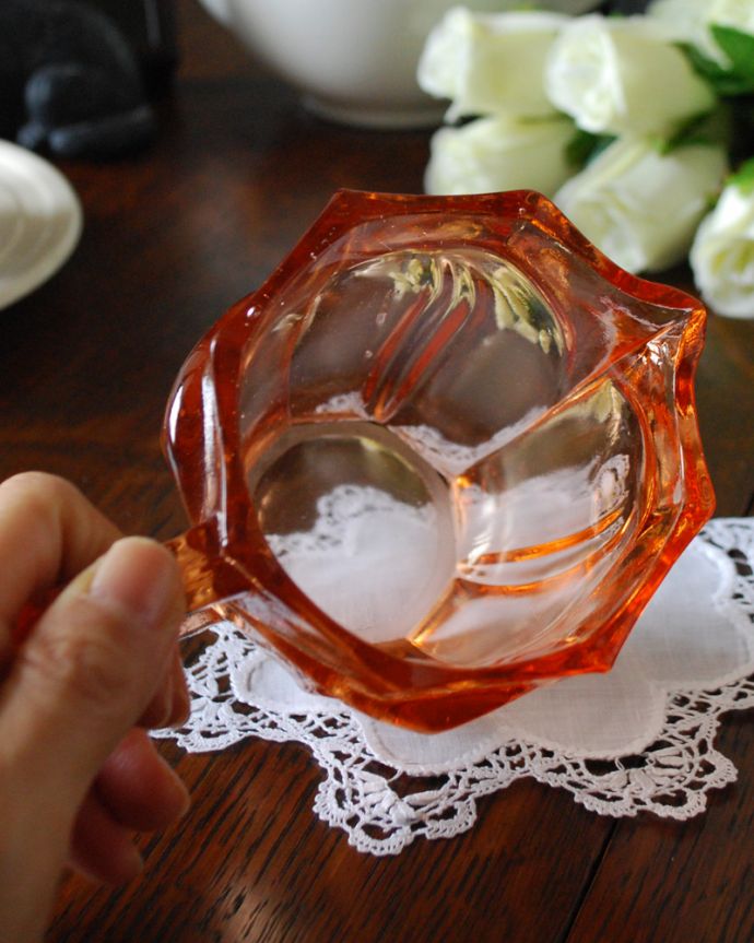 アンティーク 雑貨のガラス小物　アンティーク雑貨　サーモンピンクが華やかなアンティークプレスドグラス（ミルクポット） 。上から見るとこんな感じです。(pg-3970)