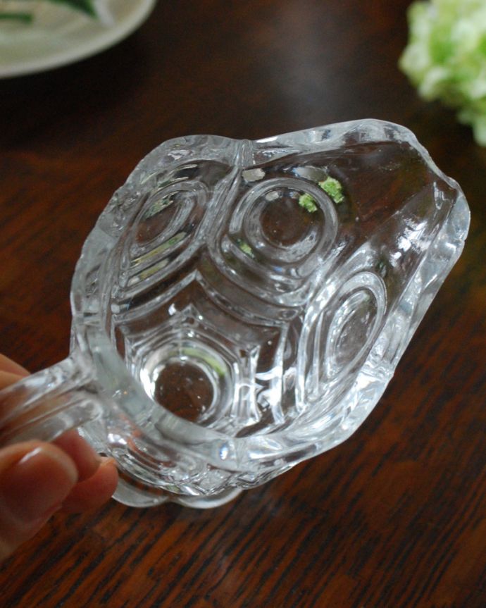 フラワーベース　アンティーク雑貨　可愛いアンティークガラスのミルクポット（ミニピッチャー） アンティークプレスドグラス。上から見ても美しくカッティングされています。(pg-3971)