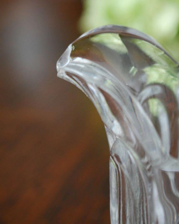 フラワーベース　アンティーク雑貨　可愛いアンティークガラスのミルクポット（ミニピッチャー） アンティークプレスドグラス。多少カケがあるため、SALE価格になっています。(pg-3971)