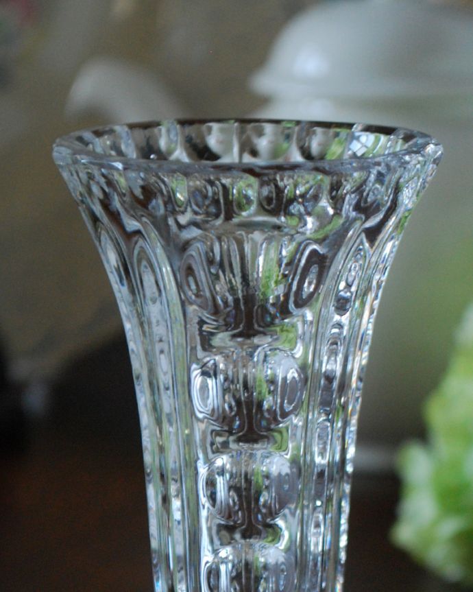 フラワーベース　アンティーク雑貨　小さくて可愛い人気の1輪挿し、アンティークプレスドグラスの花瓶。アンティークのため、多少の欠け・傷がある場合がありますが、使用上問題はありませんので、ご了承下さい。(pg-3972)