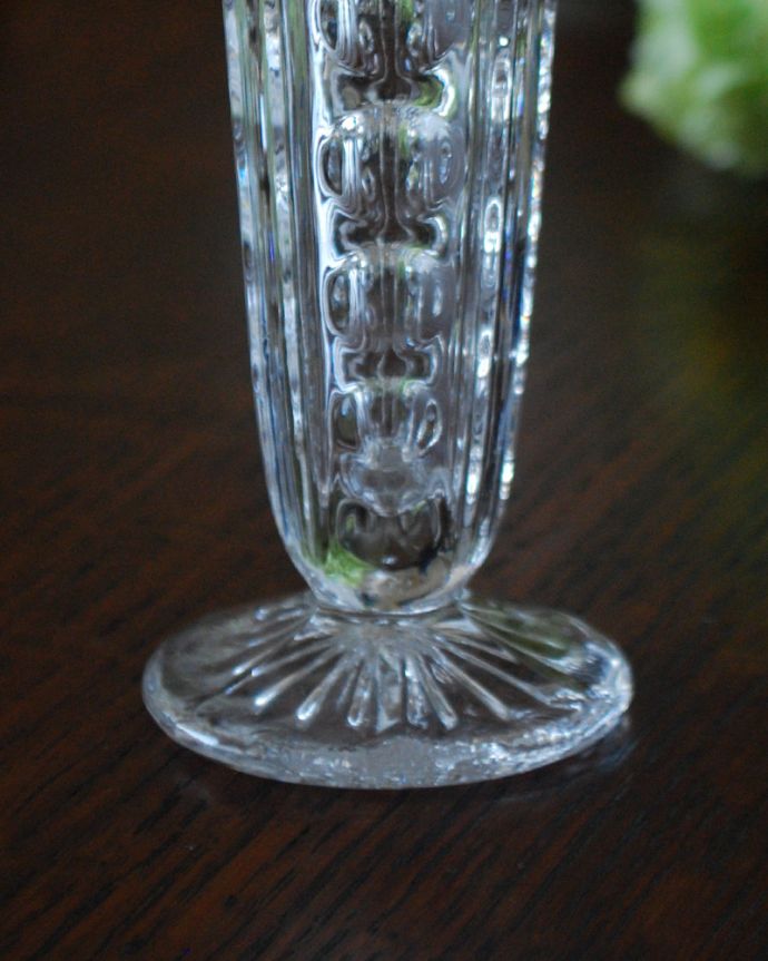 フラワーベース　アンティーク雑貨　小さくて可愛い人気の1輪挿し、アンティークプレスドグラスの花瓶。光に当たるときらきら輝きます。(pg-3972)