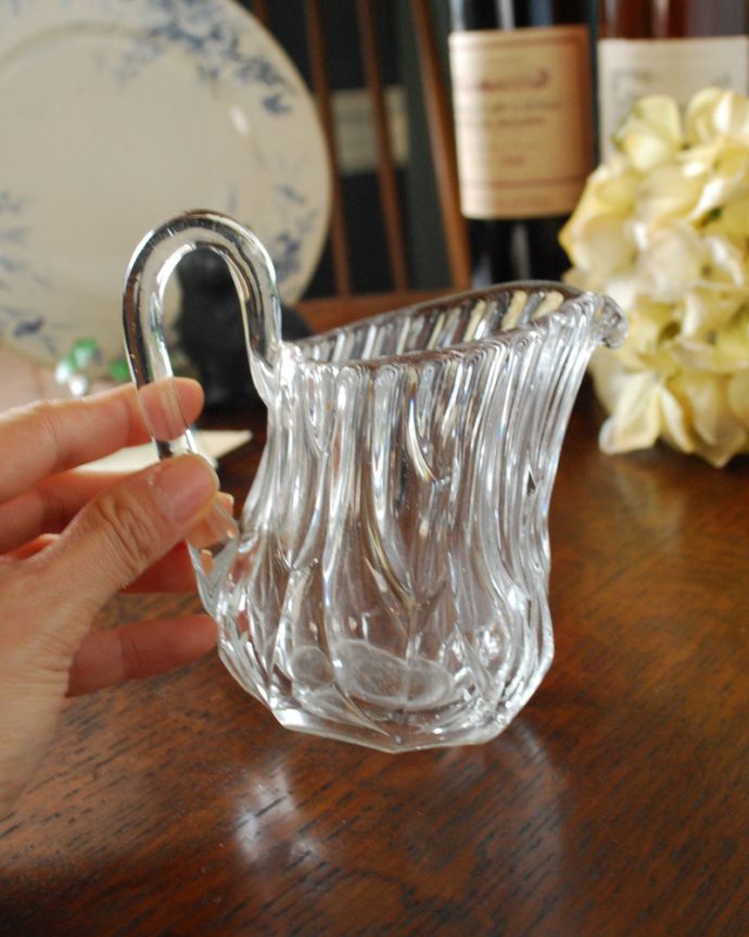 アンティーク 雑貨のガラス小物　アンティーク雑貨　アンティークガラスのキッチン雑貨、ガラス製のミニピッチャー（プレスドグラス）。持ち手もしっかり付いています昔と同じようにミルクを入れて使うのはもちろん使い方は自由自在。(pg-3973)