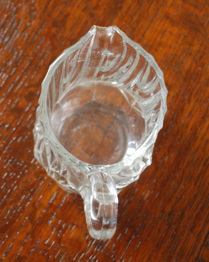 アンティーク 雑貨のガラス小物　アンティーク雑貨　アンティークガラスのキッチン雑貨、ガラス製のミニピッチャー（プレスドグラス）。上から見るとこんな感じです。(pg-3973)