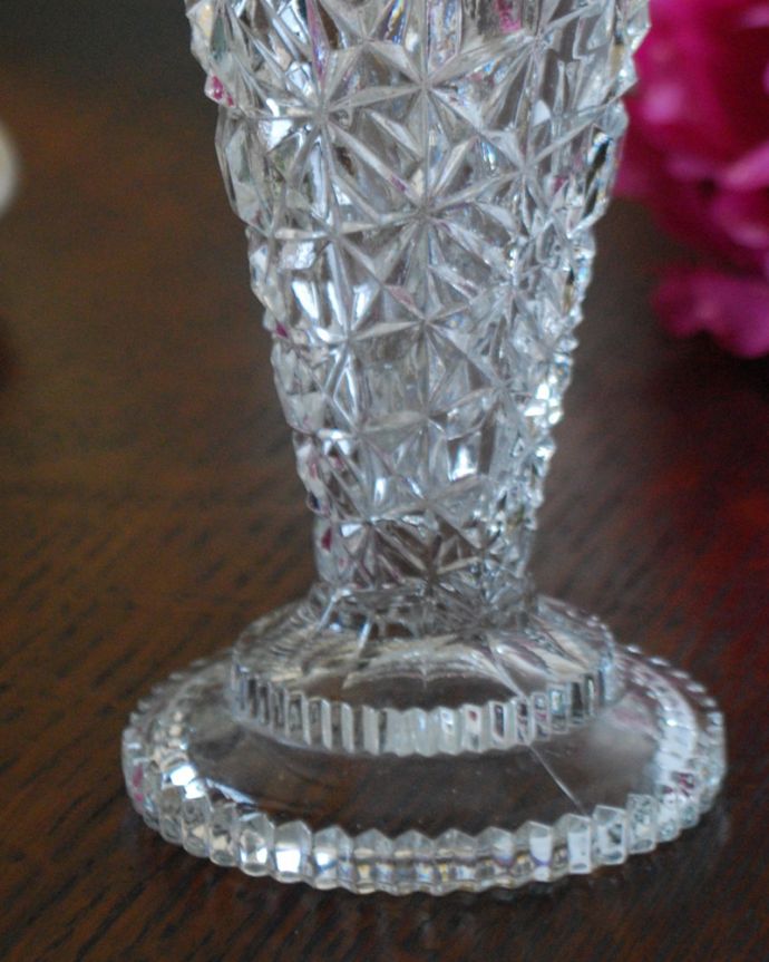 アンティーク 雑貨のガラス小物　アンティーク雑貨　贅沢なカッティングがキラキラ輝くアンティークのプレスドグラス（フラワーベース）。光に当たるときらきら輝きます。(pg-3984)